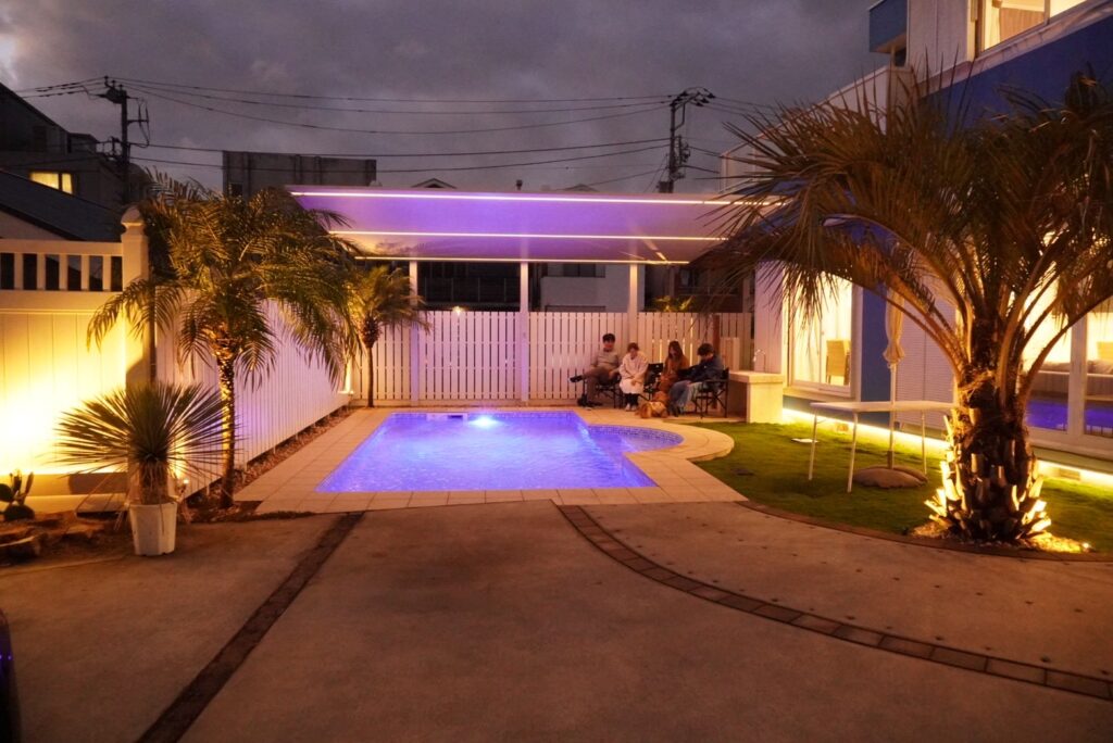 鎌倉市にあるプール付きヴィラ。ナイトプールが幻想的