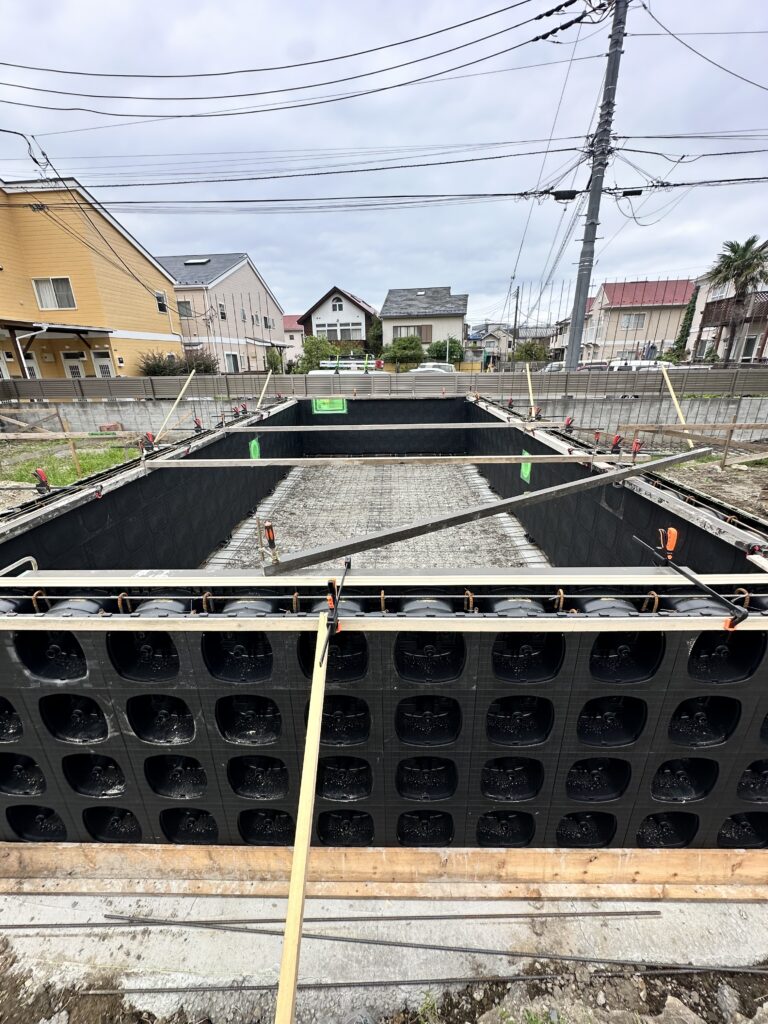 マジラインプールの強固な独自パネル工法による施工風景。機械室不要の省スペース設計の基礎。