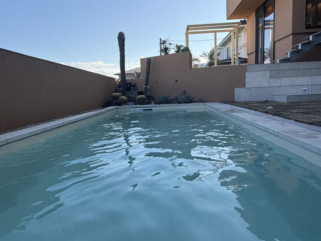 鎌倉市の別荘に設置した屋外プール。タイルデッキとサボテンなどの植栽が調和したプライベートなプールエリア